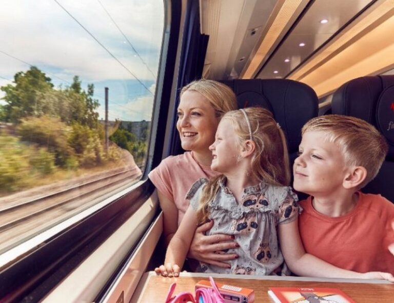 Чи потрібно платити за дитину, якщо вона їде на руках