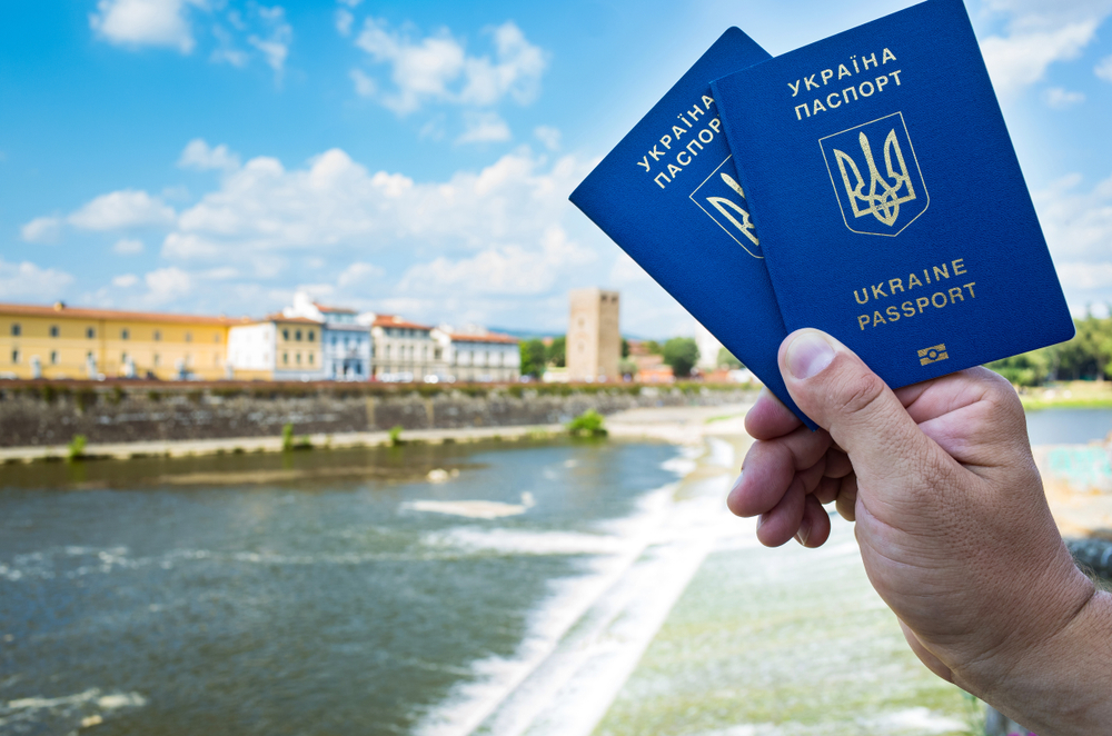Истек срок действия загранпаспорта за границей: что делать украинским мужчинам